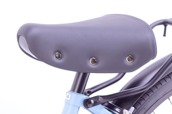 厚めの鋲付きサドル。見た目もおしゃれですが、クッション性もあるので長時間の走行でもお尻が痛くなりにくい！