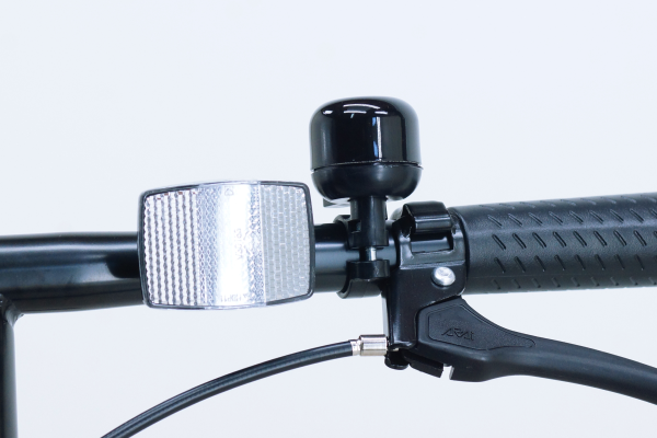 必需品の反射板とベルも標準装備です。