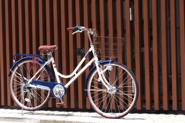 日常に映えるＣダークブルー。落ち着いたブラウンパーツで上手くまとめました。