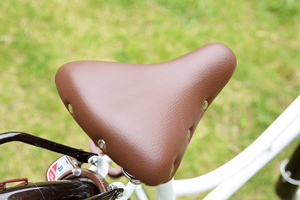 車体カラーと調和した大きなサドルを採用。