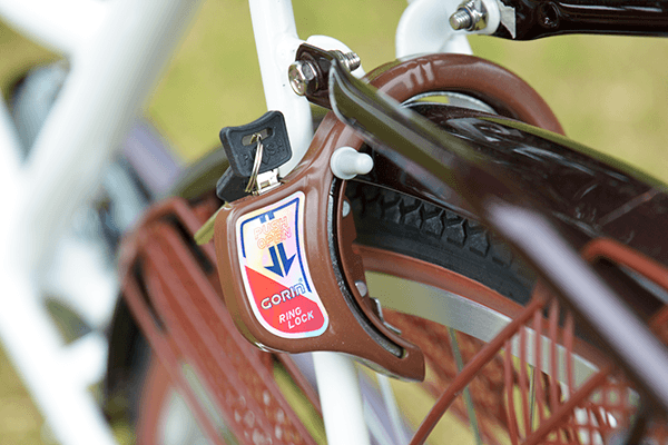 大切な自転車を守るために、簡単にロック・解除が可能なカギ（リング錠）を装着。