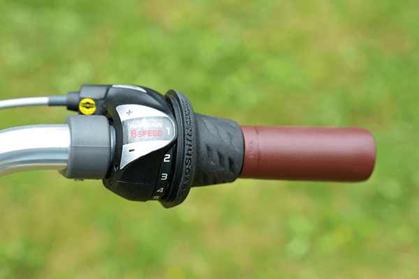 ハンドルを握ったままギアを変更できる、シマノ製のグリップシフトを採用。