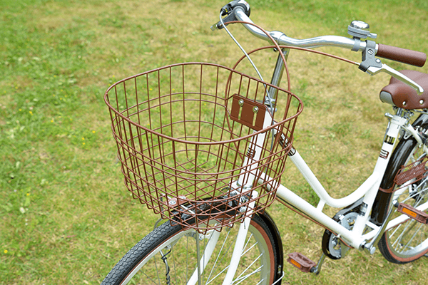 通勤・通学・買い物に便利大型バスケットを搭載。サイズ（底面）は縦:245×横:310×高さ:220(mm)