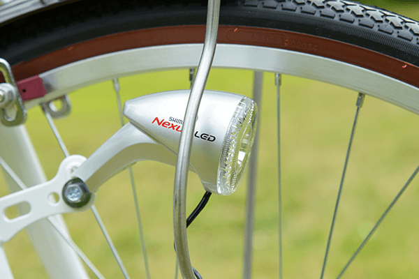 長持ちするLEDオートライトを標準装備！暗い夜道も安心です。