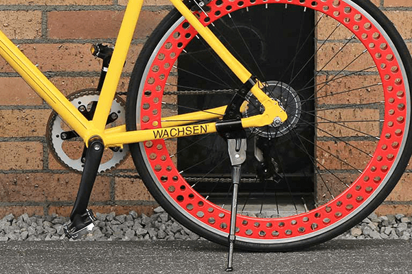 自立式スタンドを装備。伸縮式なので使い勝手に合わせて調節可能です。