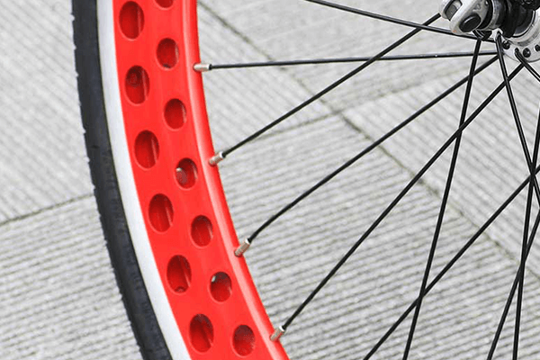 60mmの重厚感を感じる分厚いディープリムに穴を空けた個性的なリムを採用しました。