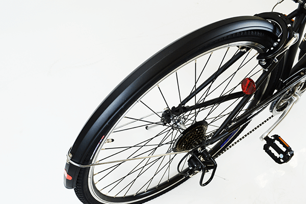 雨の日などに泥水の飛散を防ぐ、スチール製泥除けを装備。