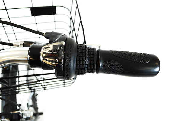 ハンドルを握ったままギアを変更できる、シマノ製のグリップシフトを採用。