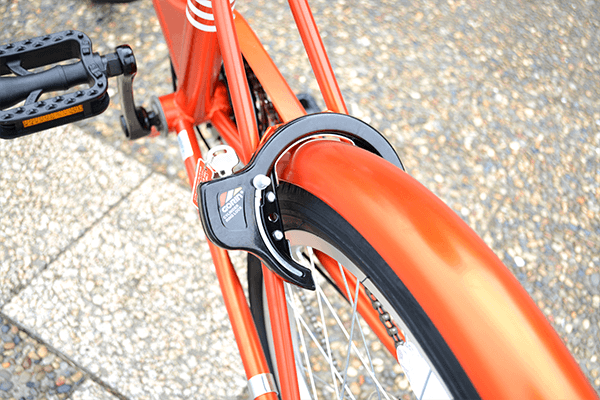 大切な自転車を守る為に、簡単ロック・解除が可能なカギ（リング錠）を装着。