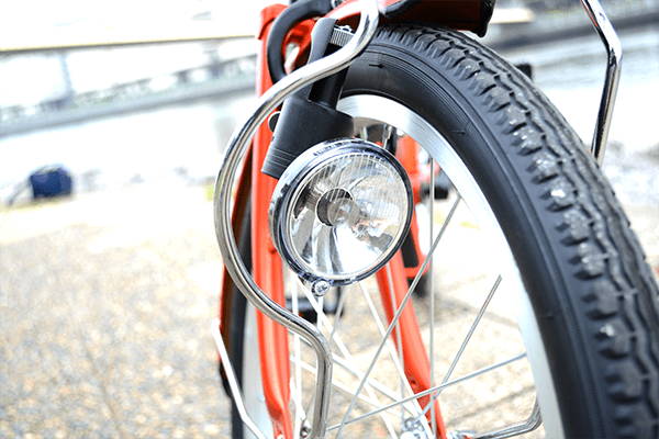 バッテリー切れの心配がないダイナモライトを採用。夜でも安心して走行可能。