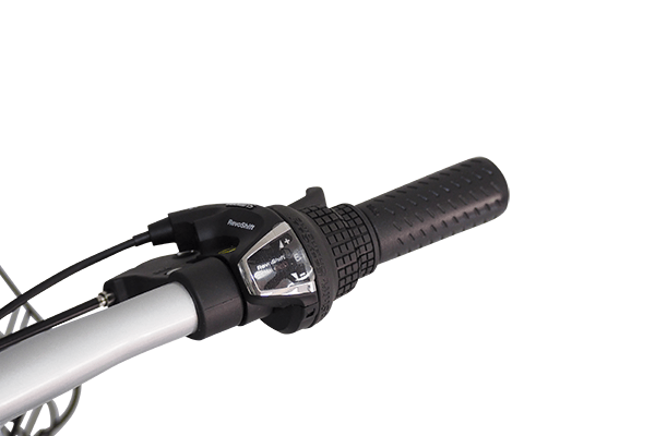 ハンドルを握ったままギアを変更できる、シマノ製のグリップシフトを採用