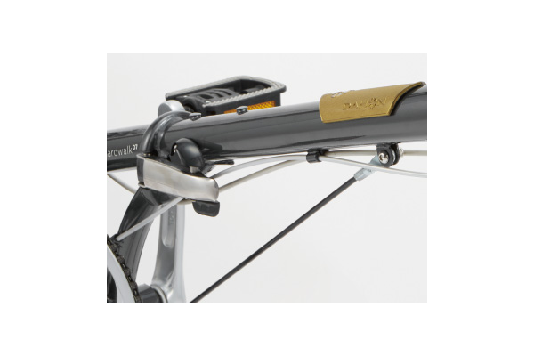 トップチューブからBB下にかけて専用のケーブルでつなぐことで、フレームにトライアングルを形成。フレームヒンジ部への負担を大きく軽減させる効果を持ち、フレームの耐久性を大幅に向上させています。