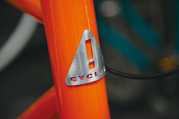 高級感のある金属製ヘッドバッジ