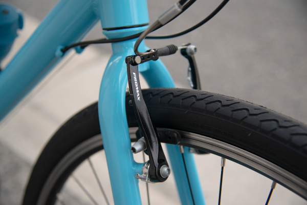 制動力の高いVブレーキ。メンテナンスが容易でランニングコストもお手頃です。