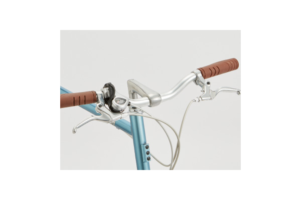 街中での快適さを重視し、小回りやストップ＆ゴーが多い場面でも乗りやすいライザーハンドルを採用。