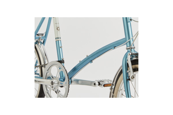 シルバーとブラウンのパーツで構成されたクラシックなスタイルのバイク。