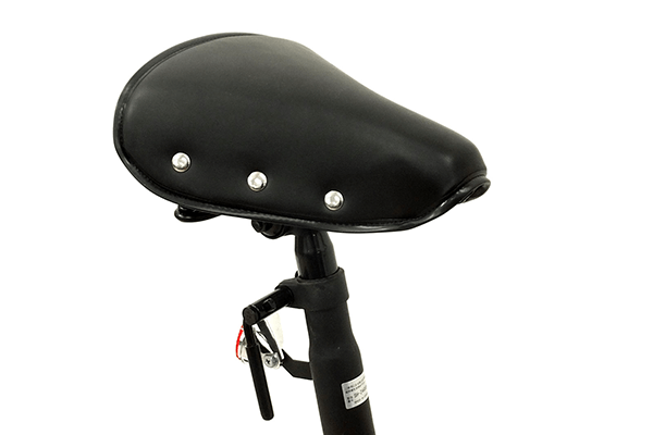 厚みがあり、サイドのボタンステッチが特徴的なおしゃれサドルを採用