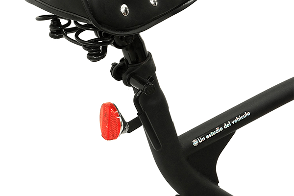 夜間の走行時に必須！反射板が標準装備。