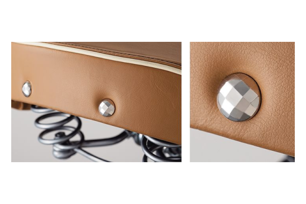 クリスタルカットのスタッズがかわいいアクセント。