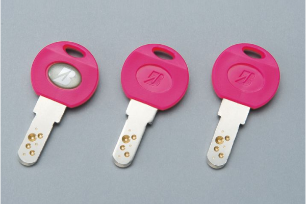 ピンクで見た目もかわいいキーキャップの鍵が3本ついてきます。