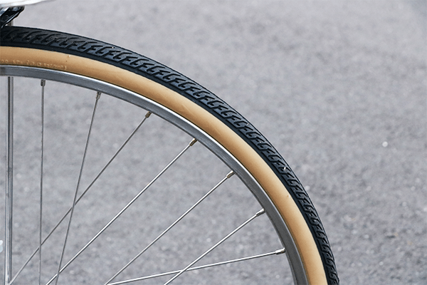 パンクプロテクターを採用し、ガラス片や小石が突き刺さって起きるパンクのリスクを低減します。