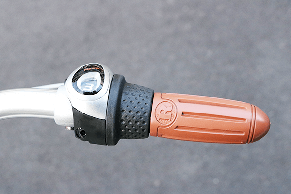 ハンドルを握ったままギアを変更できる、グリップシフトを採用。