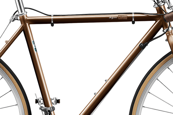 鉄より強いクロモリ素材を採用することで、細身の美しいフォルムを実現。軽量化にもつながりました。