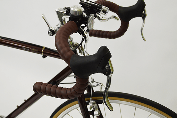 握る場所により姿勢を変えることができ、最適な乗車姿勢を保つことができます。