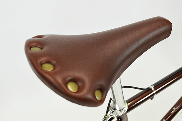 クラシック感がたまらない、乗るほどに深みが出るレザーテイストの鋲付きサドル。
