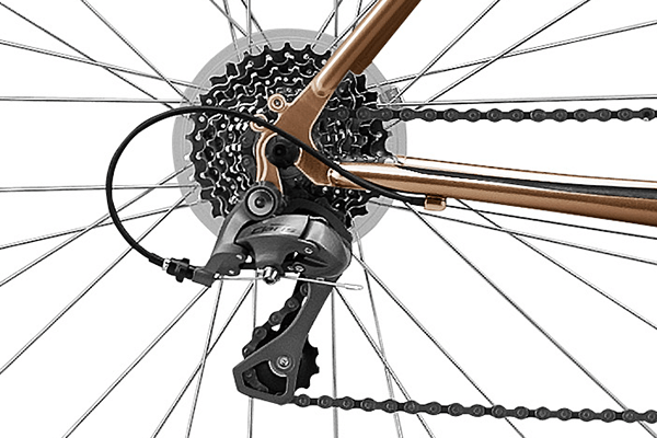 シマノ製「Claris(クラリス)」リアディレイラー搭載。確実な変速を実現します。