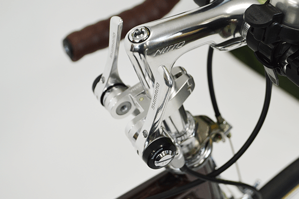 変速操作を手元でコントロール。クラシックなテイストに仕上がっています。