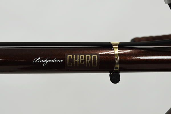 クロモリフレームにレザーテイストのCHeROのロゴがオシャレを演出。