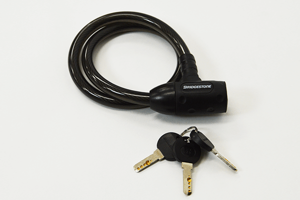 必須アイテムのカギ（ワイヤー錠）を付属！お届けからすぐご利用いただけます。