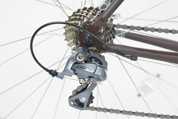 シマノ製「Claris(クラリス)」リアディレイラー搭載。快適な変速を実現します。
