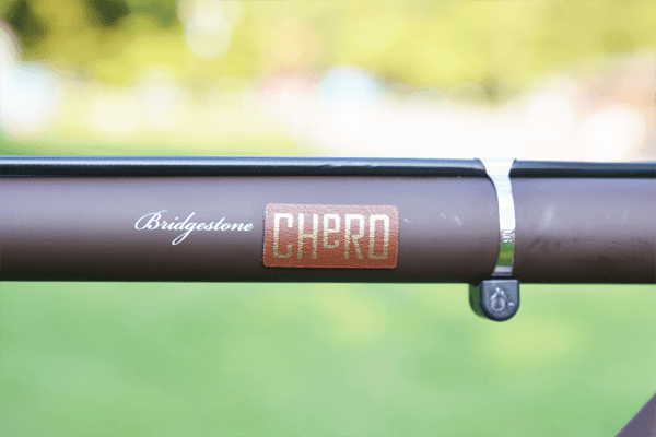 クロモリフレームにレザーテイストのCHeROのロゴがオシャレを演出。