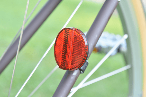 夜間の走行時に必須！反射板が標準装備。