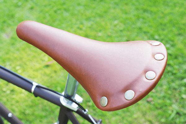 乗るほどに深みが出るレザーテイストの鋲付きサドル。サドルもファッションの一部です。