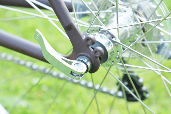 スパナなどの工具を使わずに簡単に車輪の着脱が可能。