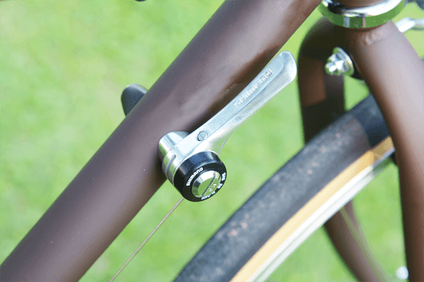 クラシックテイストのシフトレバーを採用。もの好きにはたまりません。