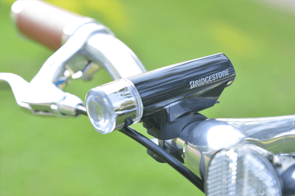 クラシカルな雰囲気を崩さない、スリムなLED電池式ライトを標準装備。