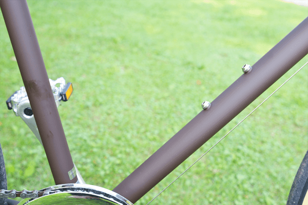 スポーツドリンク用ホルダーまたはペットボトル用ホルダーが設置可能なボトルホルダー台座付き。