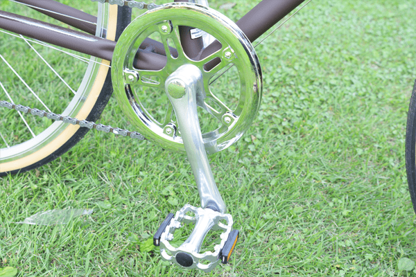 漕ぎ出しが軽い、短めのクランクを採用。