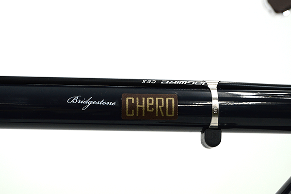 クロモリフレームにレザーテイストのCHeROのロゴがオシャレを演出。