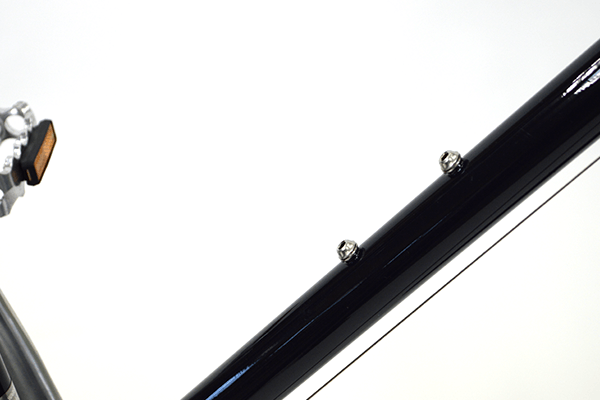 スポーツドリンク用ホルダーまたはペットボトル用ホルダーが設置可能なボトルホルダー台座付き。