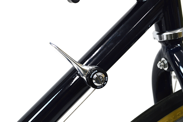 クラシックテイストのシフトレバーを採用。