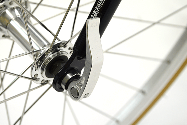 スパナなどの工具を使わずに簡単に車輪の着脱が可能。