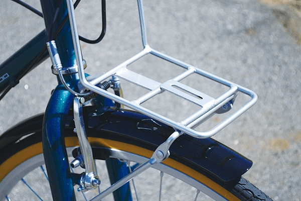 ちょっとした荷物を置きたい時に便利なフロントキャリアが標準装備。