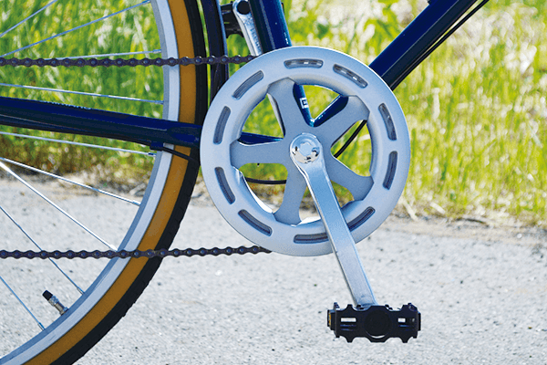 チェーンガード付チェーンリングにより、走行中のチェーンによる裾汚れを防ぎます。