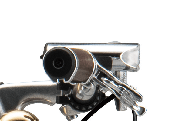 クラシカルな雰囲気を崩さない、スリムなLED電池式ライトを標準装備。