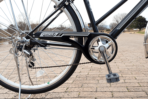 暗いところで反射する”ヒカル”デカールが貼られたチェーンカバー。(※画像は2020モデルです)